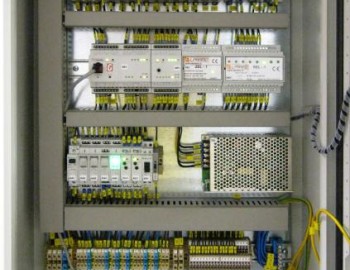 Control system of GSM-R network repeater powered from photovoltaic panels