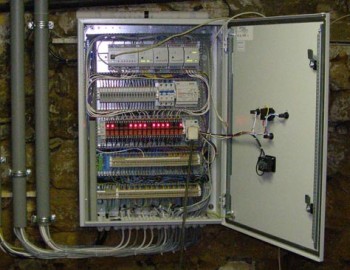 Control system of heating system for aquarium fish wholesaler