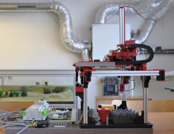 Učebna s fyzikálními modely řízenými Foxtroty na Technické univerzitě v Liberci