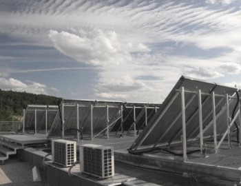 Měřicí a testovací pracoviště solárních panelů firmy Regulus