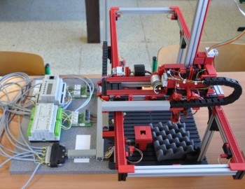 Učebna s fyzikálními modely řízenými Foxtroty na Technické univerzitě v Liberci