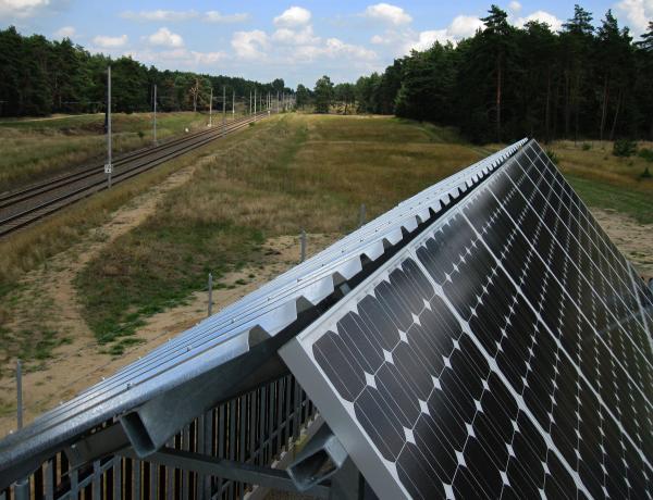 Řízení solárního repeateru sítě GSM-R napájeného z fotovoltaických panelů